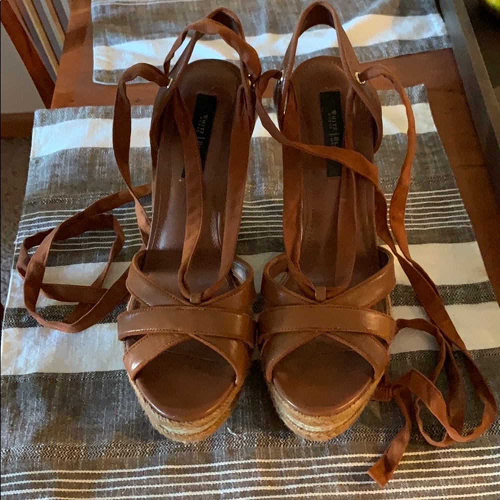 White House Black Martlet Lupita Wedges 9.5